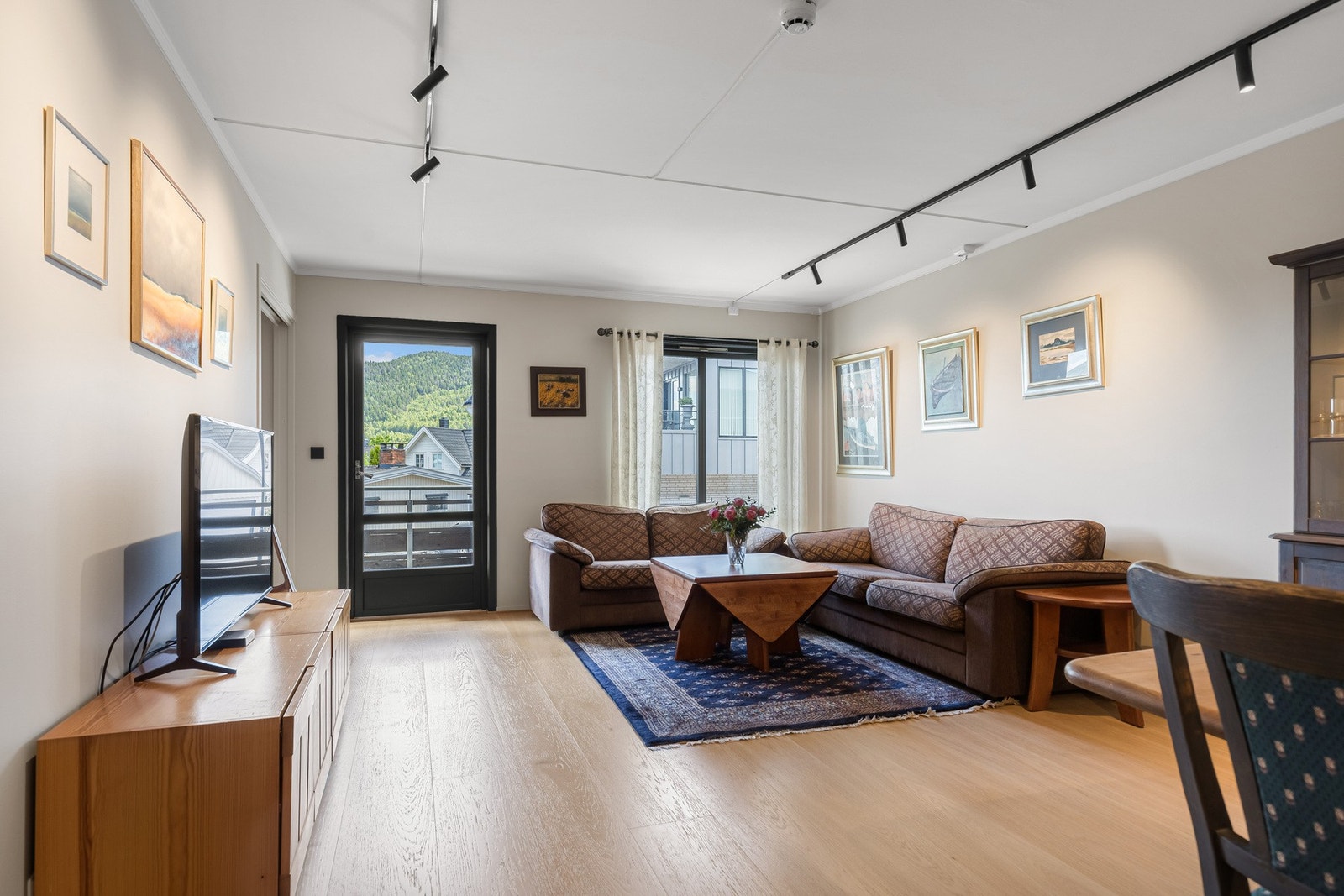 Leiligheten byr på godt med naturliglys og utgang til en overbygget balkong. Galleribilde