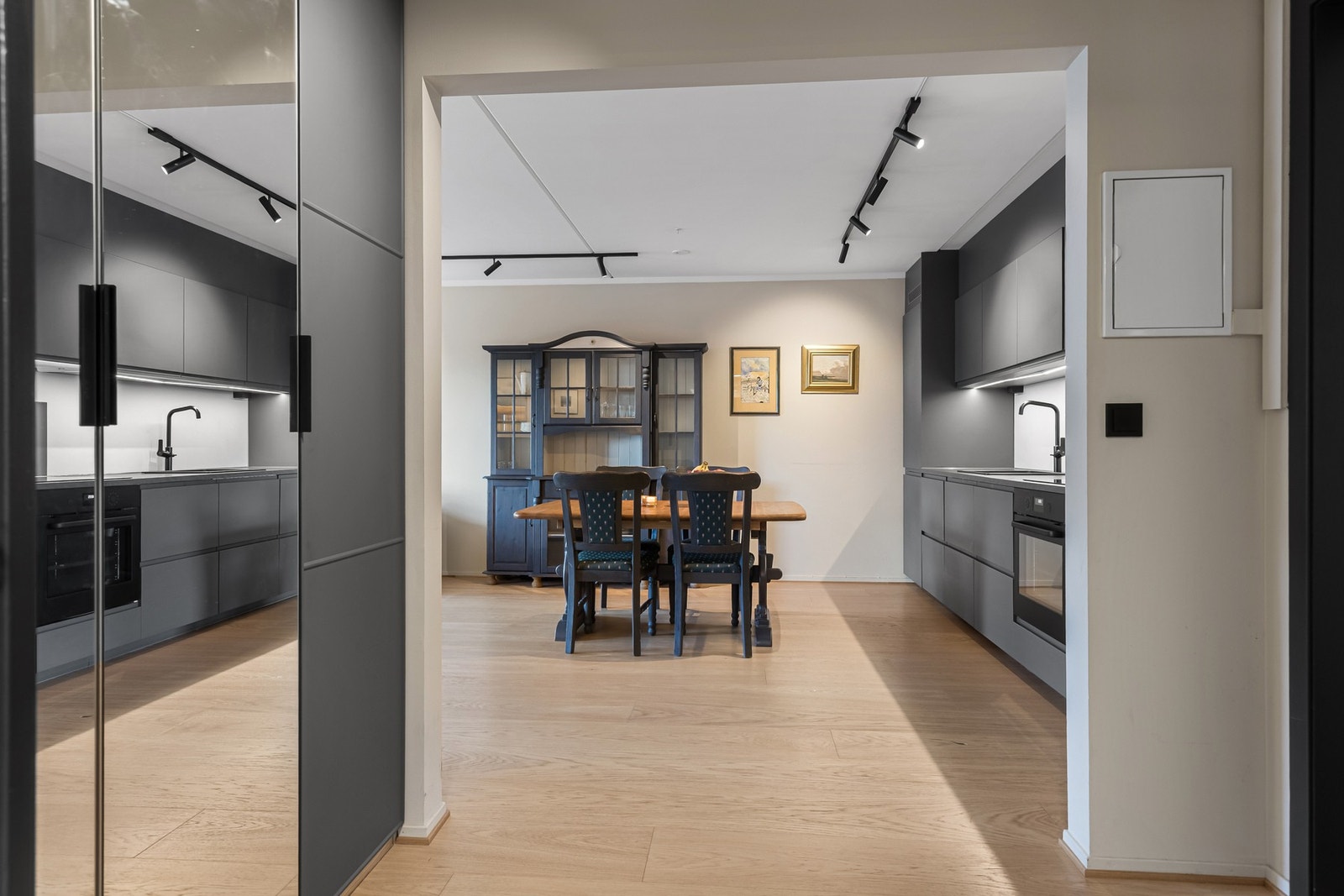 Praktisk entré med garderobeskap. Galleribilde