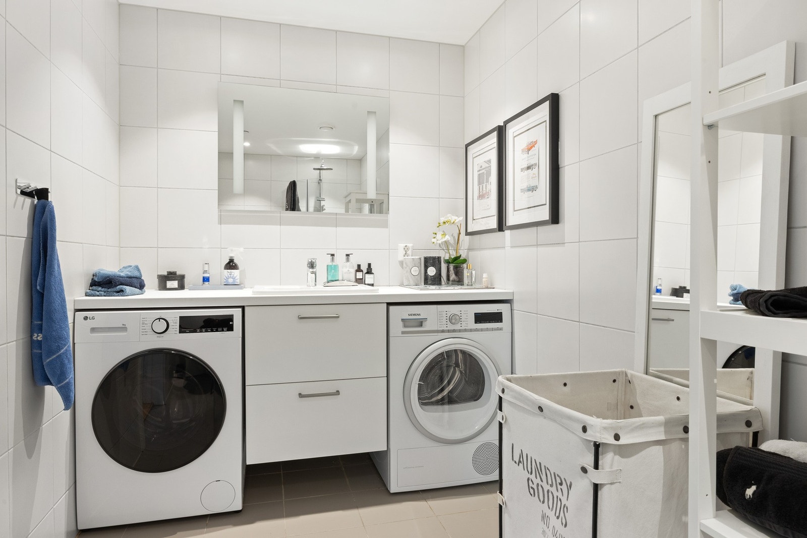 På badet er det også opplegg for vaskemaskin og tørketrommel Galleribilde