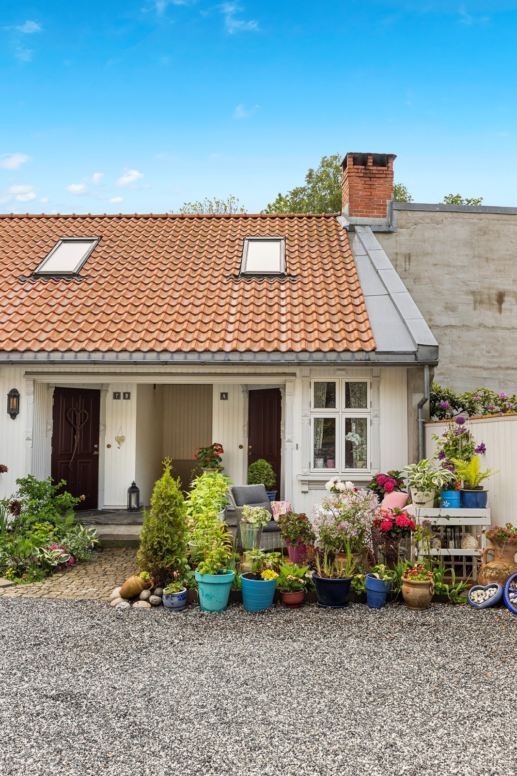 En sjarmerende uteplass ved inngangspartiet gir en privat sone for uteliv og trivsel. Galleribilde