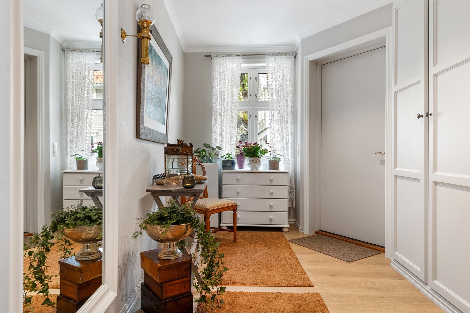 Romslig entré med plass til yttertøy og sko. Galleribilde