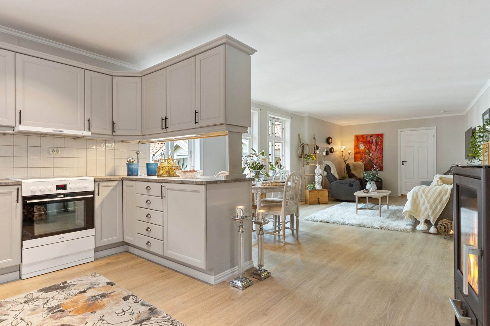 Gjennomgående material- og fargevalg skaper en helhetlig stil i boligen. Galleribilde