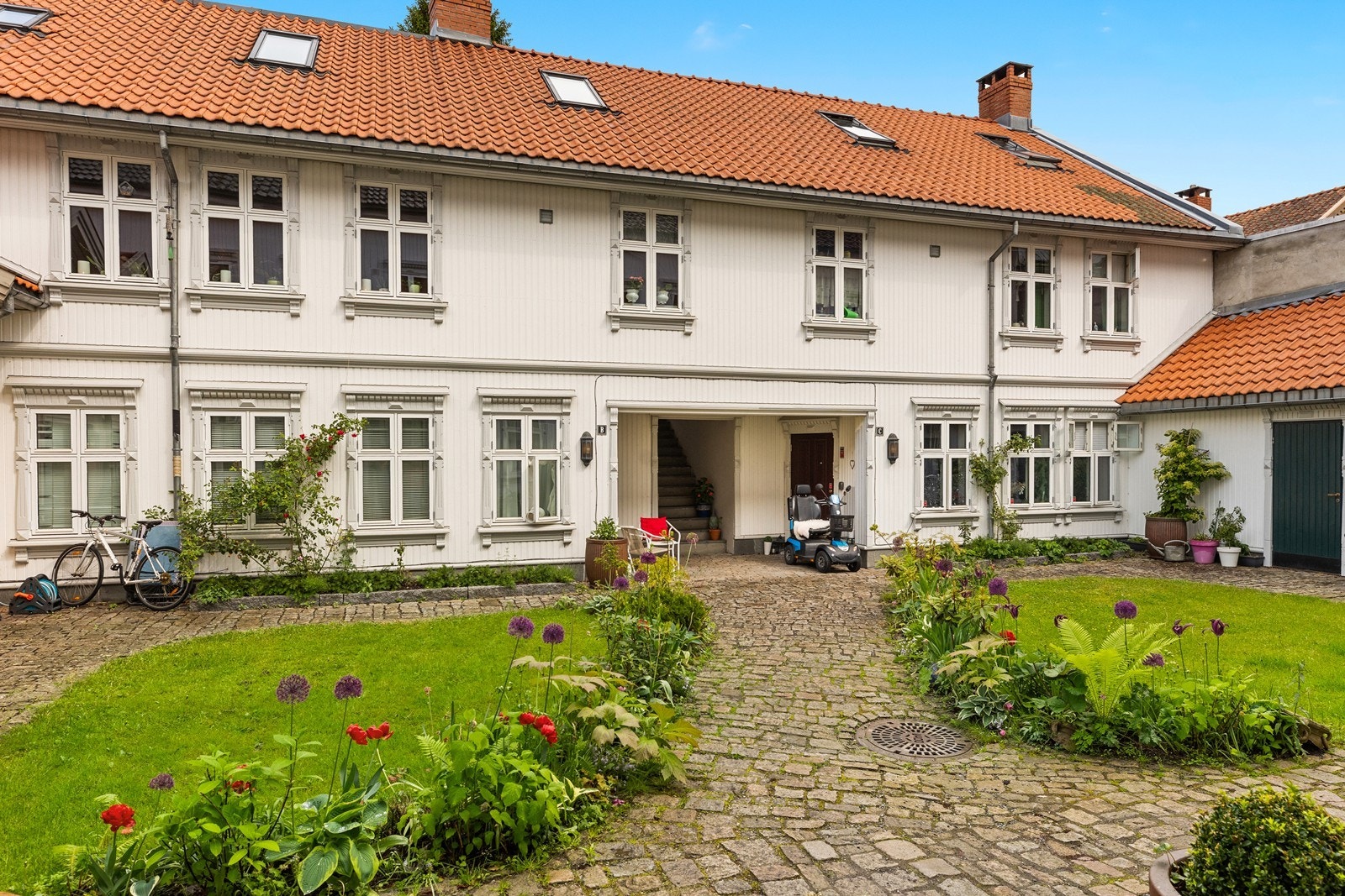 Boligen er en del av et sameie på Damhaugen, med en sentral og rolig beliggenhet i et historisk nabolag. Galleribilde