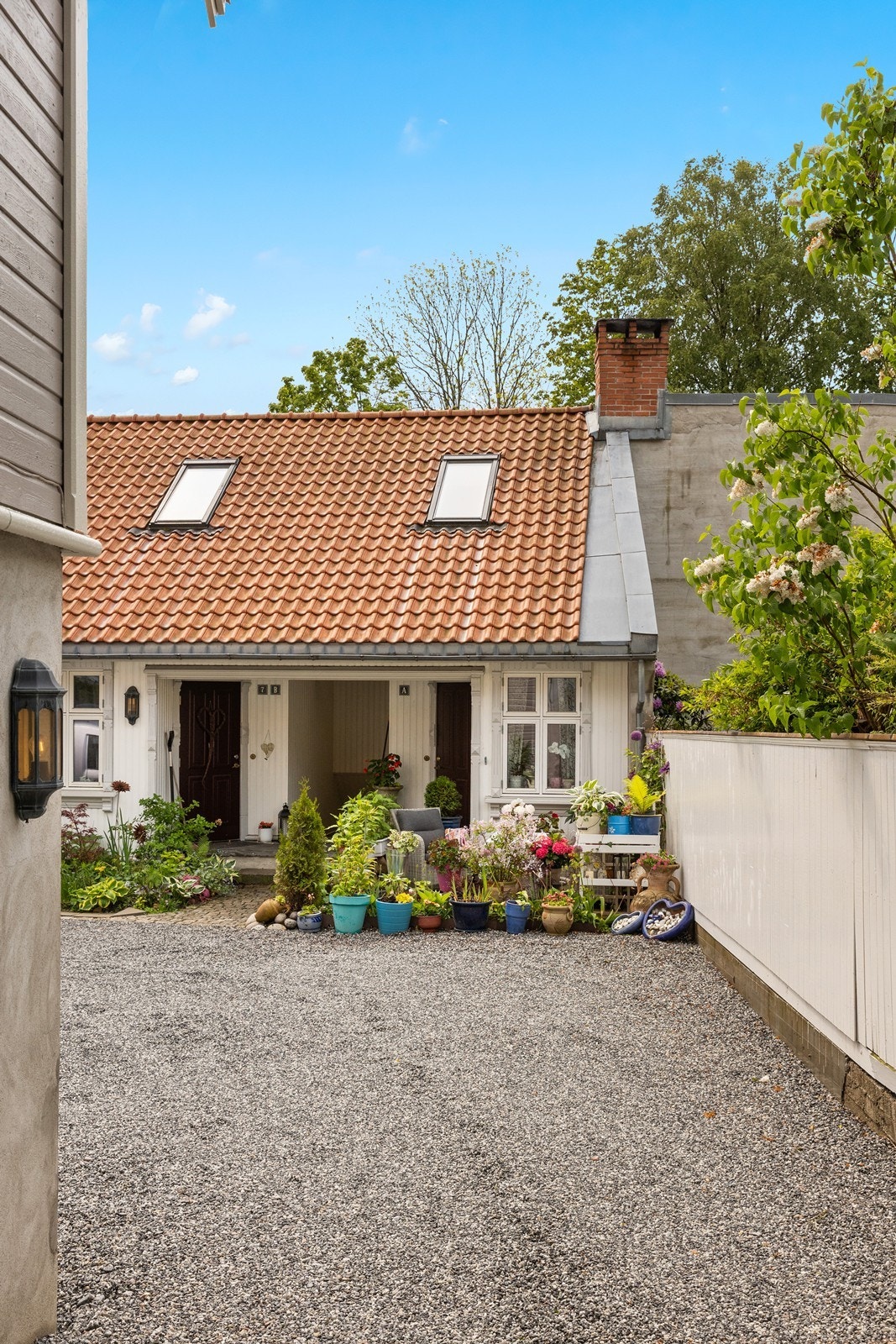 Eiendommen ligger tilbaketrukket fra gata, med adkomst via en felles gårdsplass. Galleribilde