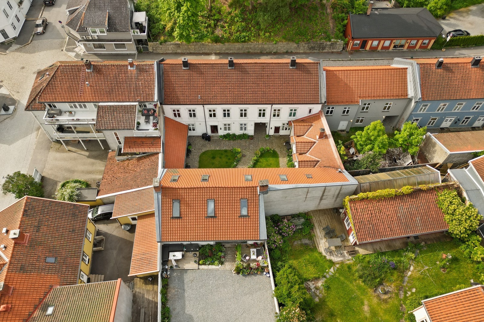 Eiendommen er omgitt av klassisk trehusbebyggelse som gir området et lunt og historisk preg. Galleribilde