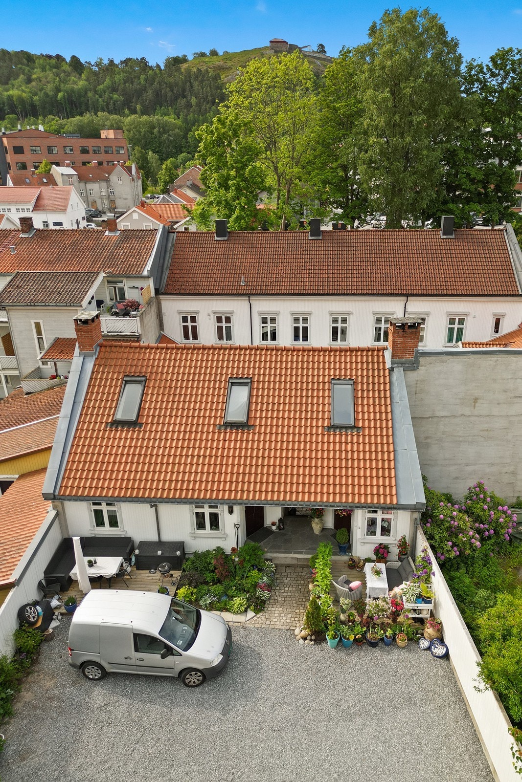 Parkering for én bil i bakgården. Galleribilde