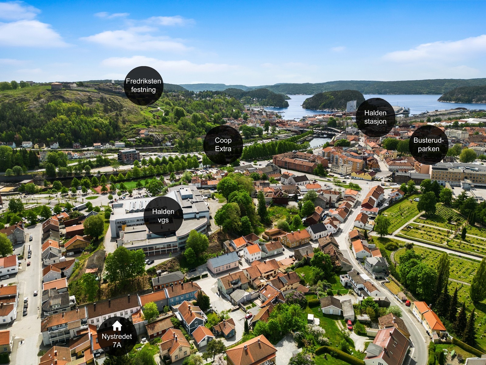 Fra Nystredet er det gangavstand til Halden stasjon, butikker som Coop Extra og byens øvrige fasiliteter. Galleribilde