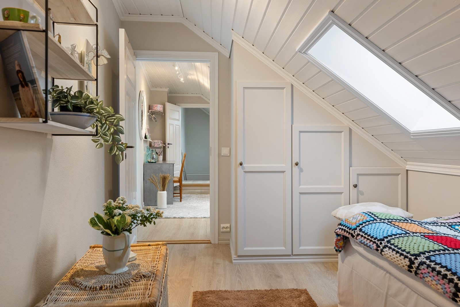 Omkledningsrom med praktisk tilknytning til hovedsoverom. Galleribilde