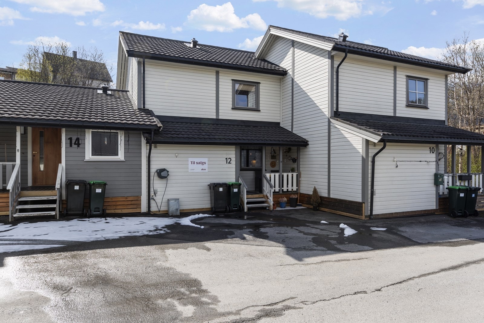 Det er i tillegg til garasje plass til parkering utenfor inngangspartiet Galleribilde