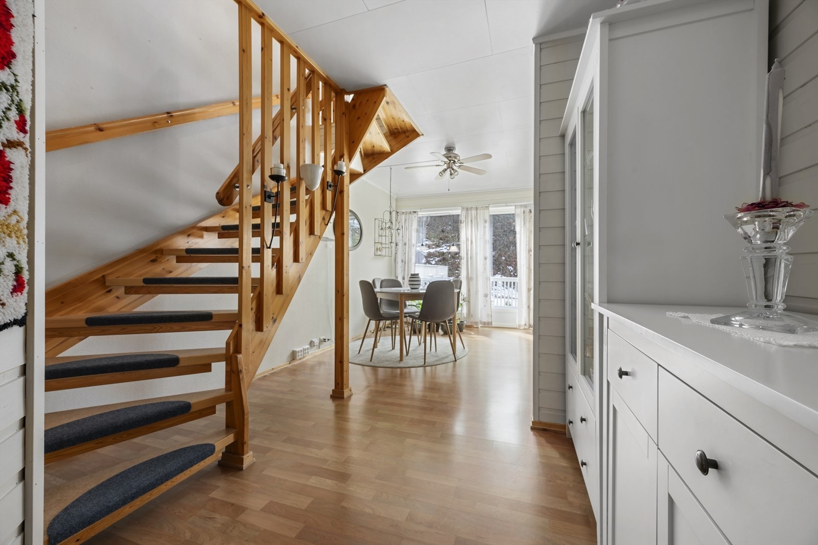 Her hvor stuen går over mot gangen går trappen opp til 2.etg. Galleribilde