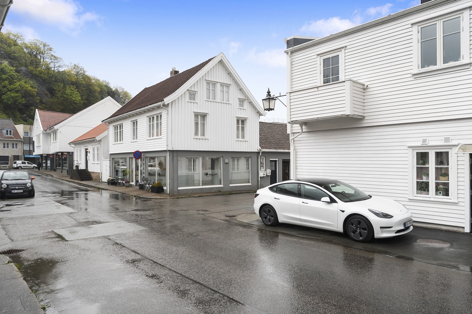 P-plassen (hvit Tesla) disponeres av denne leiligheten. Galleribilde
