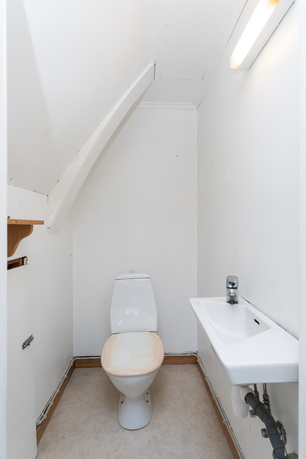 Toalett-rom innenfor soverommet Galleribilde