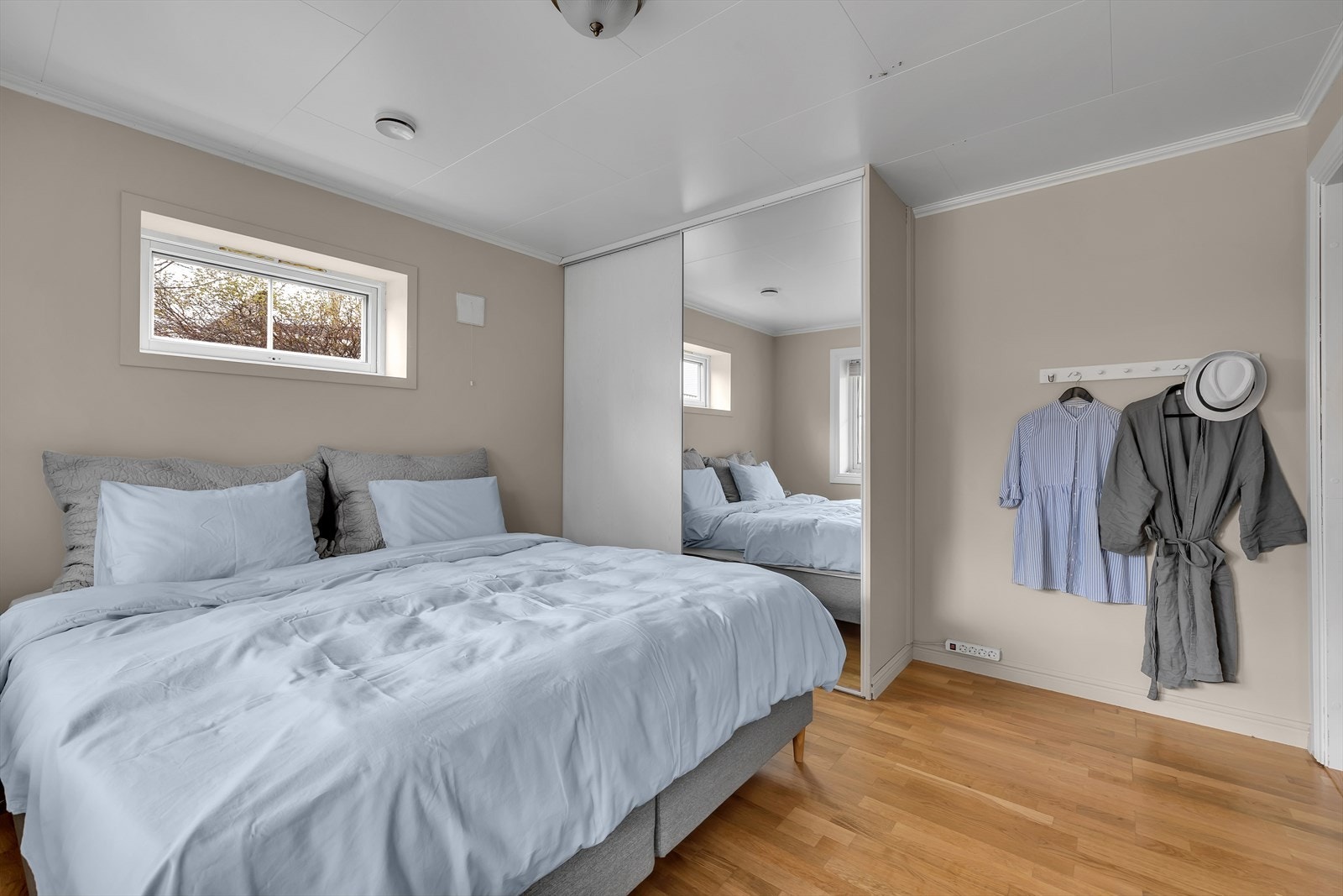 Stort soverom med garderobe. Galleribilde