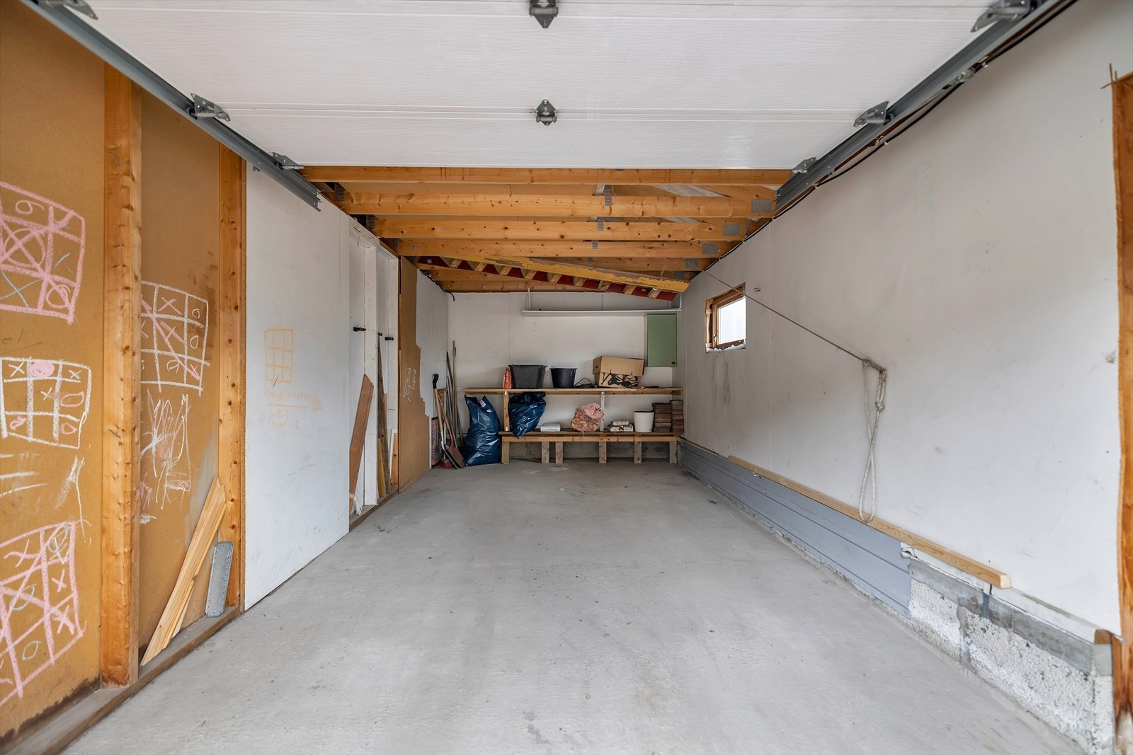 1/2-part av dobbeltgarasje følger med boligen. Galleribilde