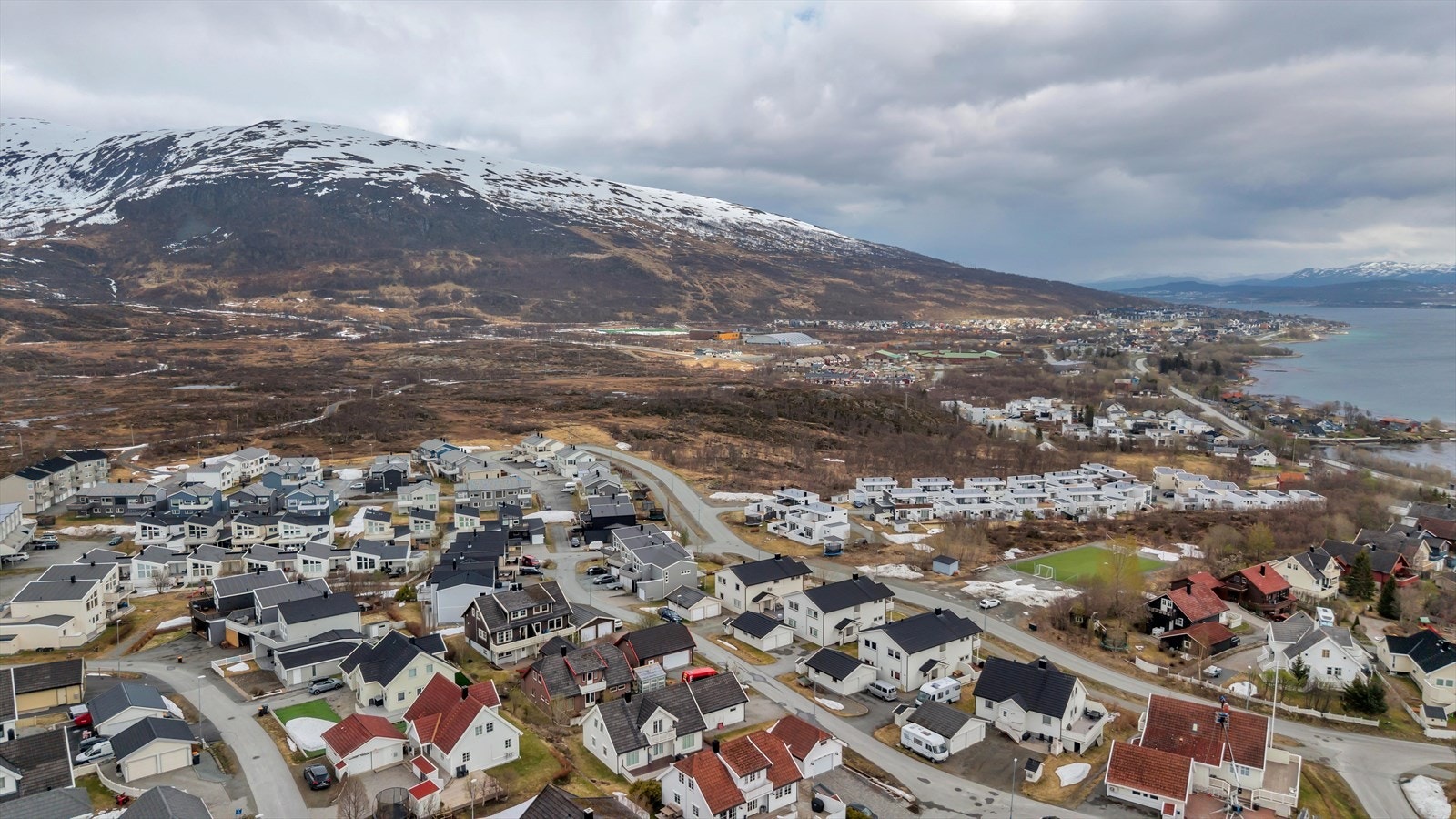 På Kvaløya er det populære turområder som starter fra Storelva. Galleribilde