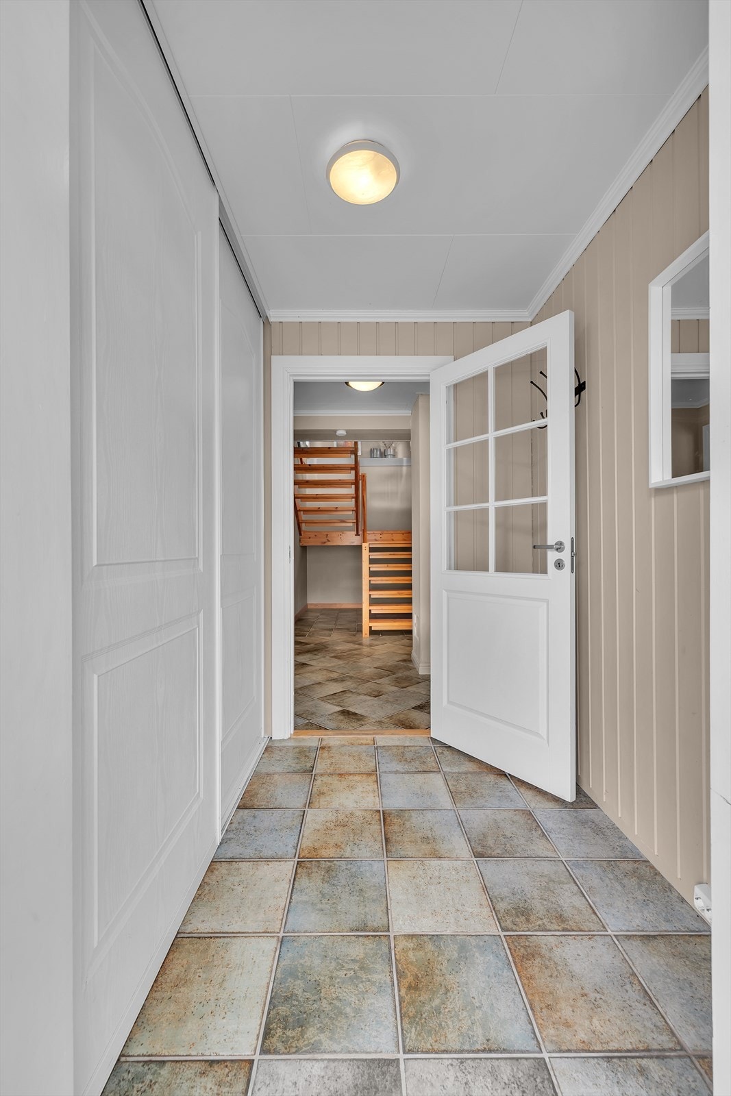 Garderobe i vindfang. Galleribilde