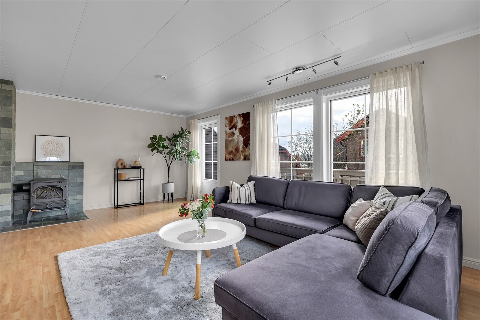 Utgang til sydvestvendt veranda fra stuen. Galleribilde