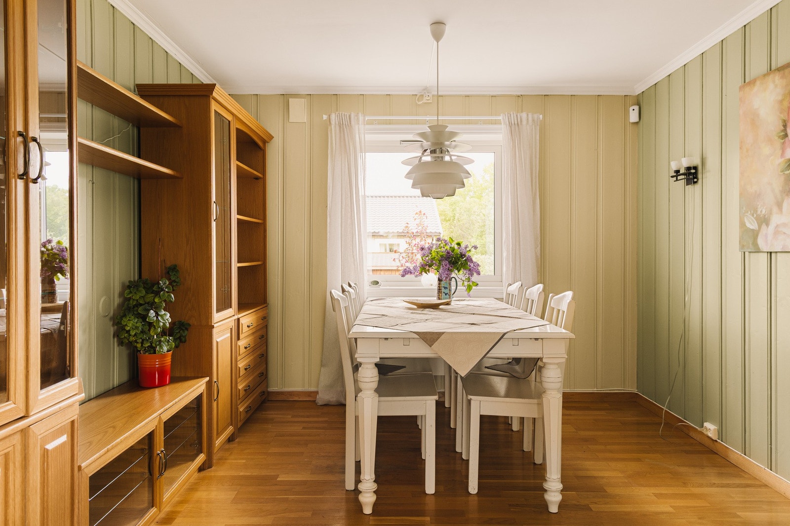 Innenfor kjøkkenet ligger en ekstra spisestue med naturlig plass til spisegruppe hvor familie og venner kan samles til alle hverdagens måltider. Galleribilde
