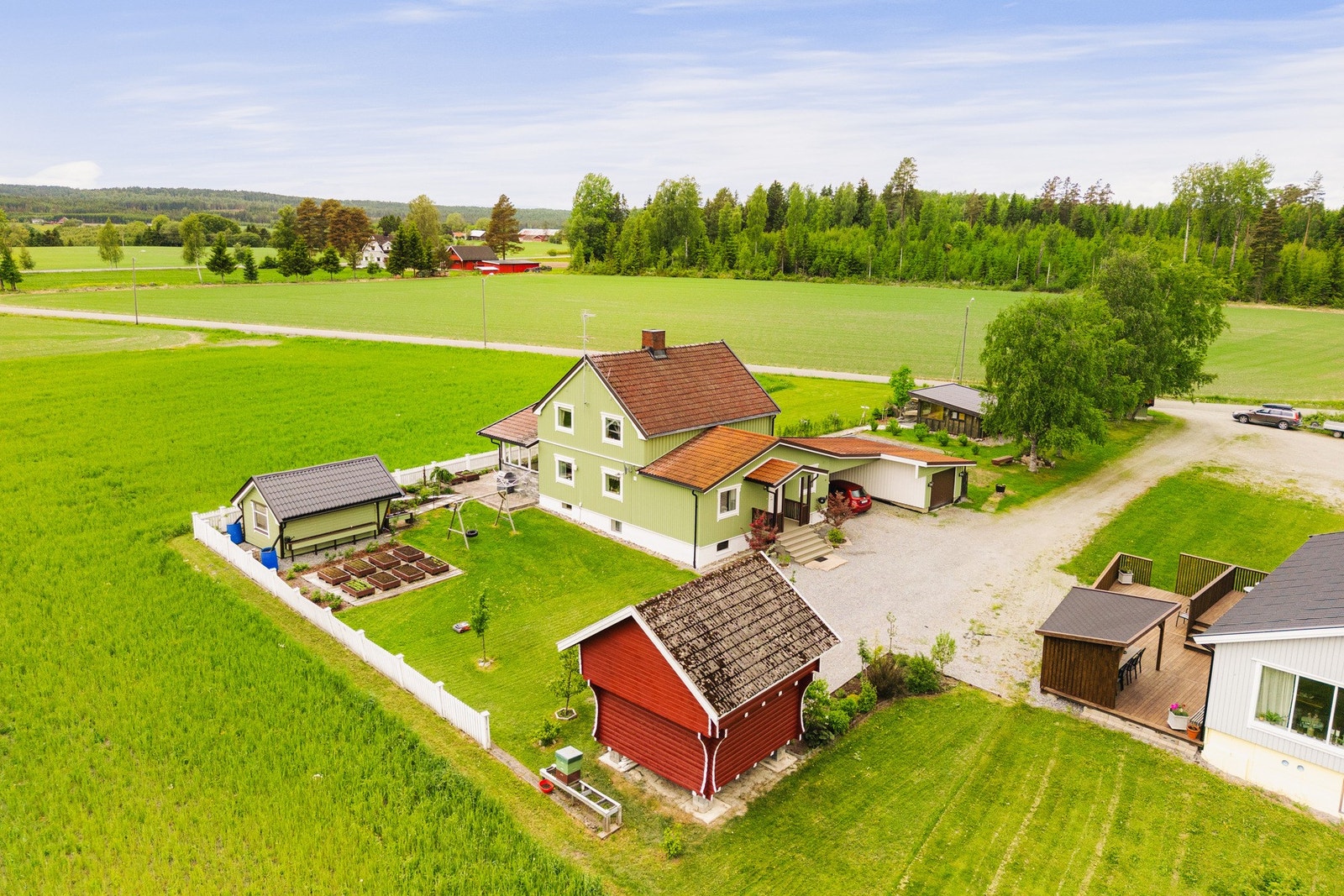 Utsynet mot åpne jorder og omkringliggende natur bidrar til en fredelig og landlig atmosfære som gjør dette til en eiendom utenom det vanlige. Galleribilde