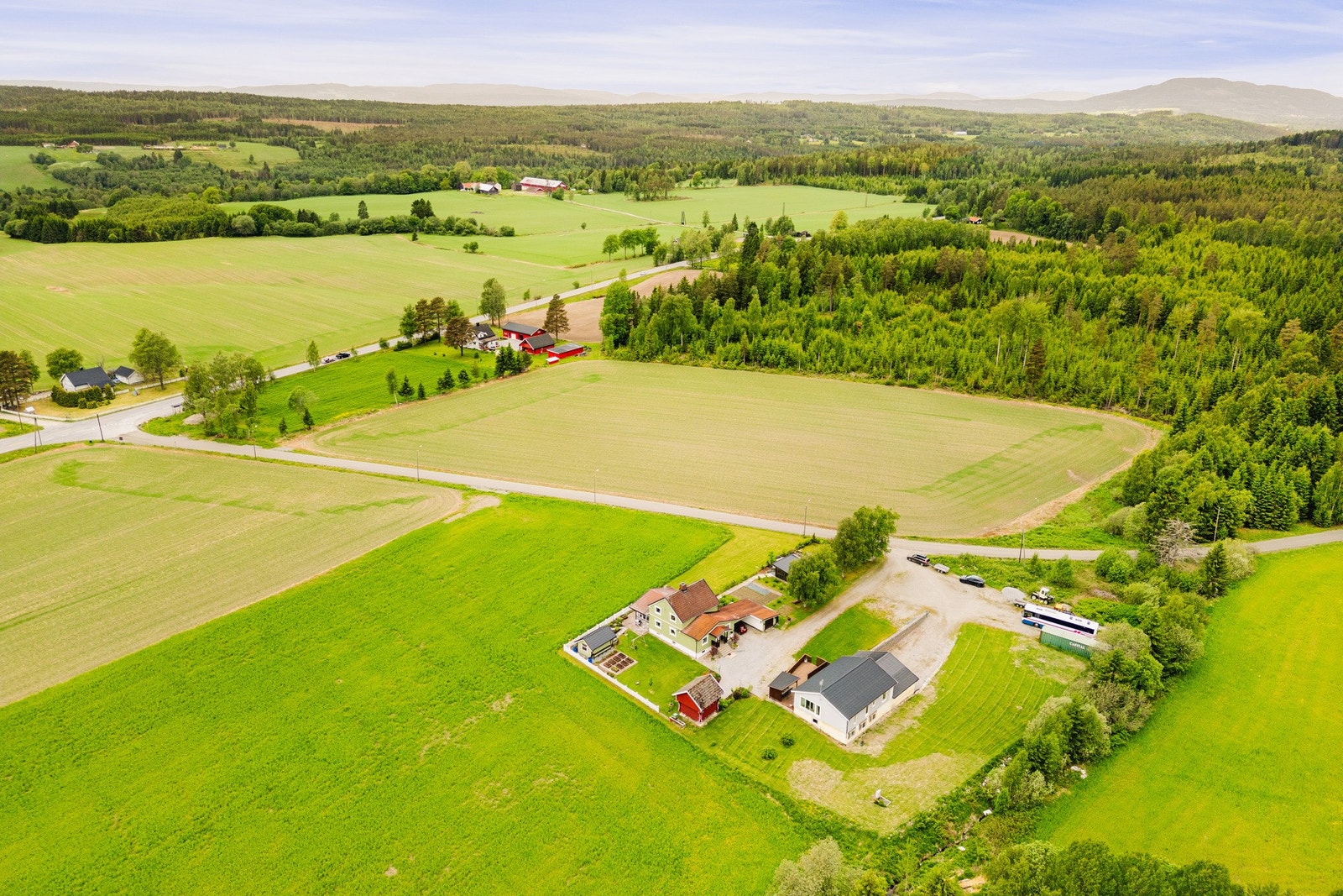 Fra eiendommen er det kort vei til flotte tur- og rekreasjonsområder med stier og skogsveier som innbyr til turer året rundt. Galleribilde