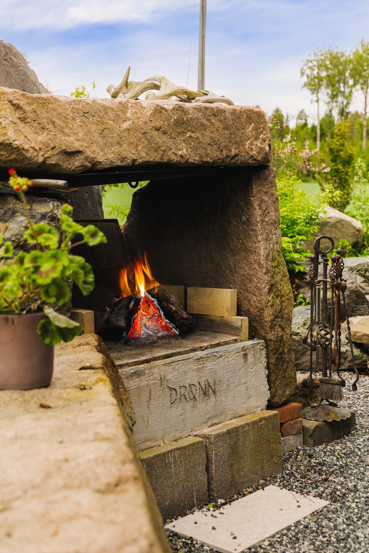 Unik murt peis og grill i naturstein som skaper en helt spesiell atmosfære for hyggelige sammenkomster med familie og venner. Galleribilde