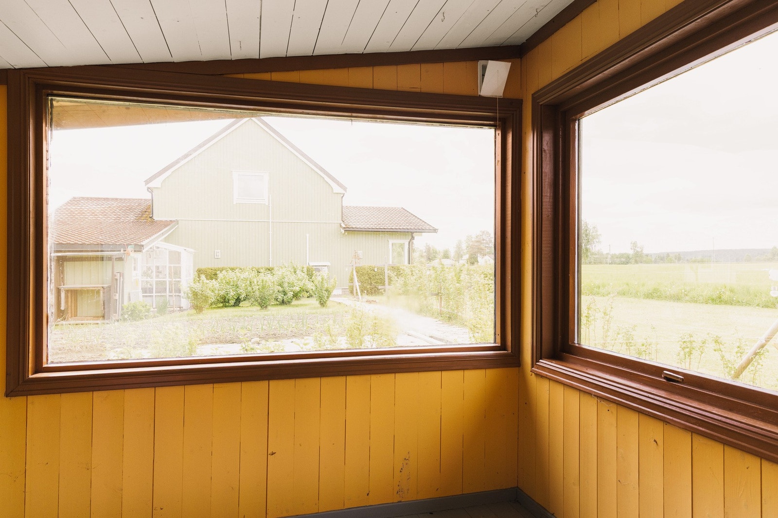Her er det mer enn god plass til oppbevaring av planter til overvintring, og i tillegg til å bruke plassen som en liten koselig hagestue. Galleribilde