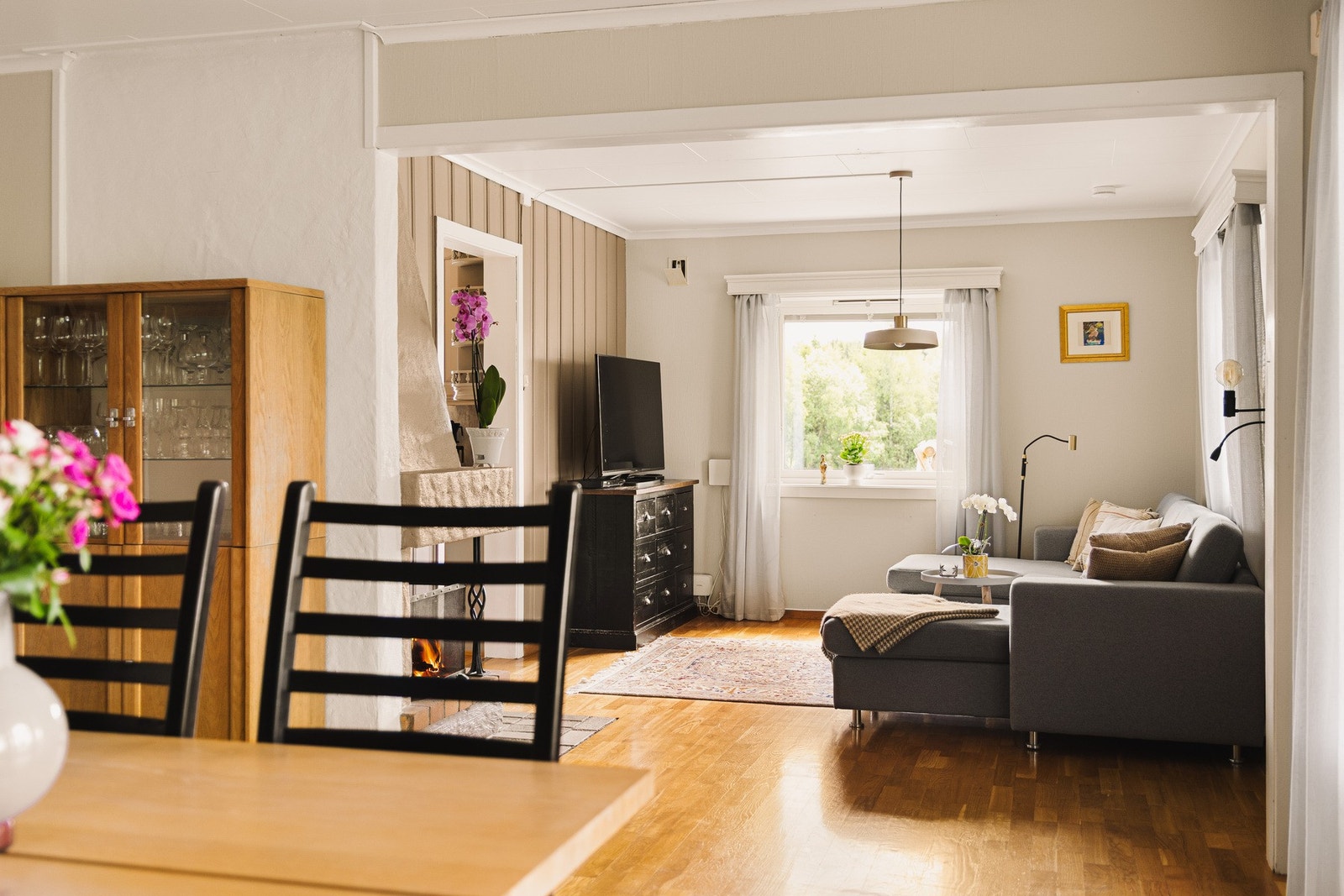 Store vindusflater slipper inn rikelig med dagslys og gir flott utsyn til de landlige omgivelsene. Galleribilde