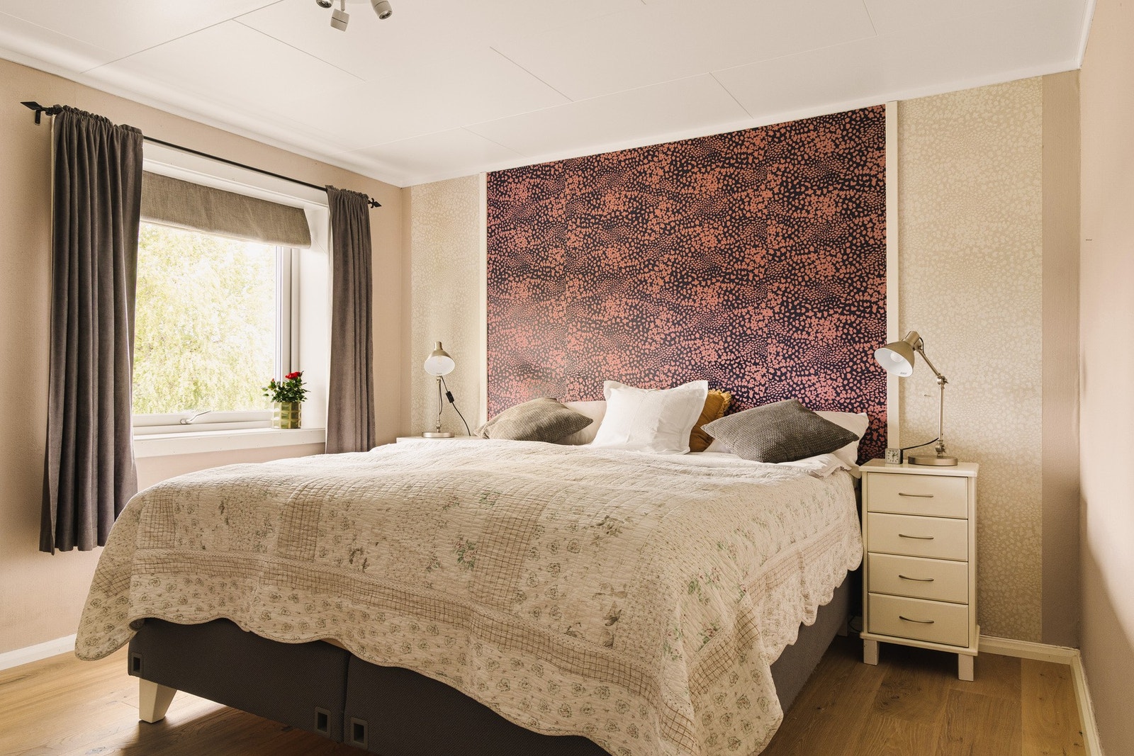 Store vindusflater sørger for godt med naturlig lys, mens de rolige omgivelsene gir gode forutsetninger for en behagelig atmosfære og god nattesøvn. Galleribilde