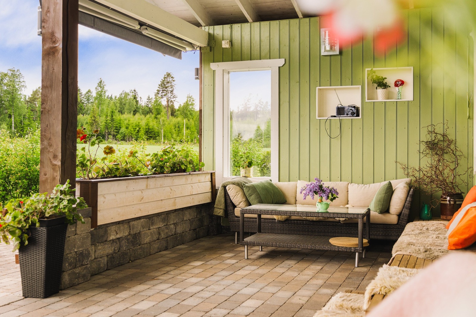 Fra stue og spisestue er det utgang til en overbygd terrasse på ca. 29 m² som fungerer som en naturlig forlengelse av oppholdsrommene i sommerhalvåret. Galleribilde