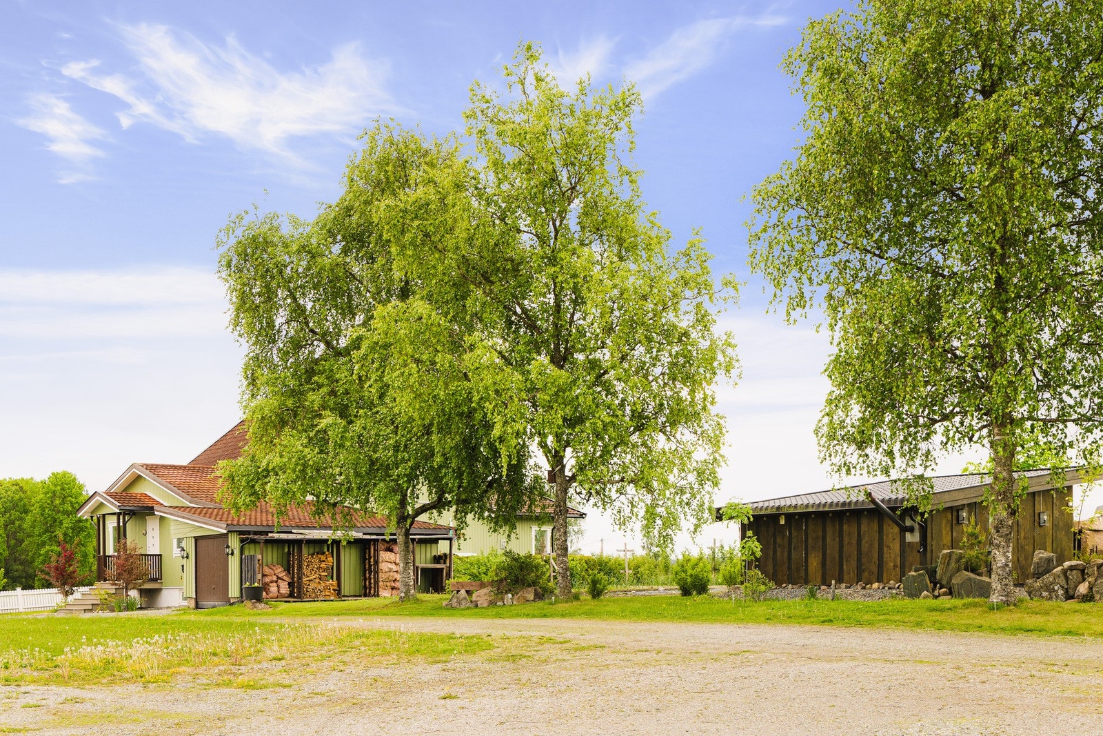 Tomten er videre opparbeidet med store plenarealer, dyrkningsfelt og flere hyggelige soner for både lek, avslapning og hagearbeid. Galleribilde