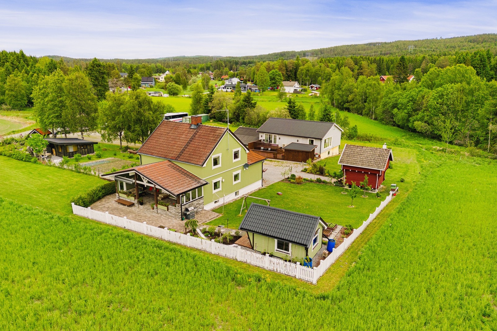 Boligen har en landlig og fredelig beliggenhet i Eidsvoll kommune, omgitt av vakker natur, skogsområder og spredt boligbebyggelse. Galleribilde