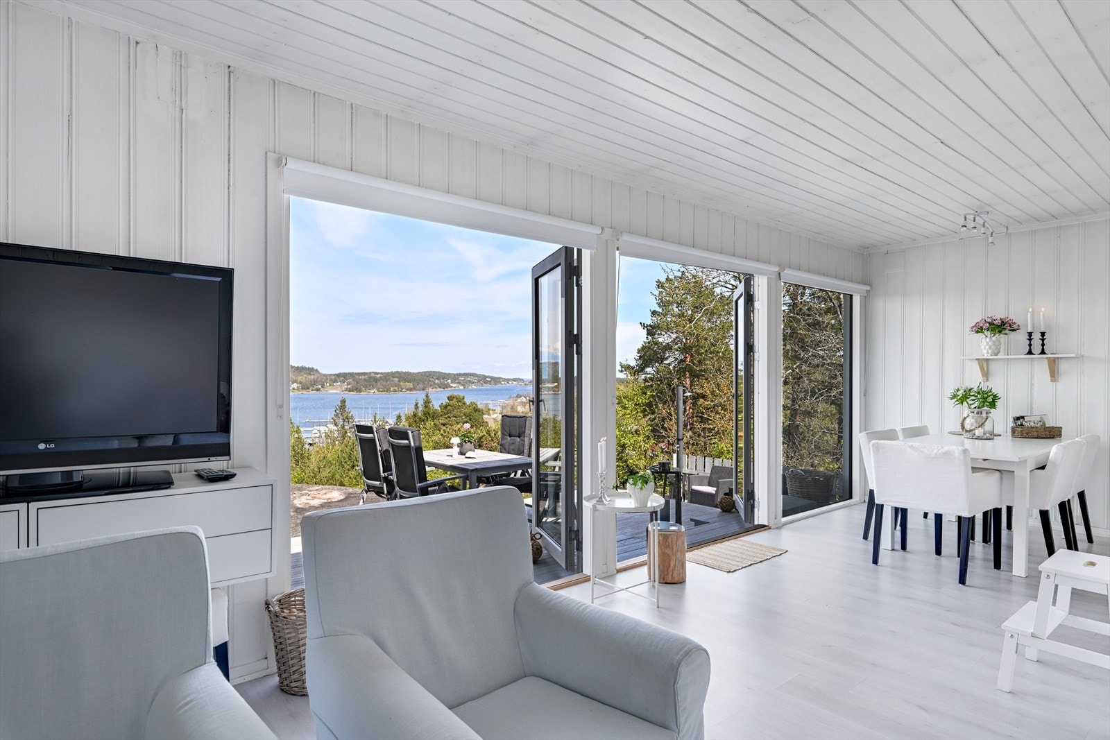 Stuen har en åpen løsning med god plass til både sofagruppe og spisebord. Galleribilde