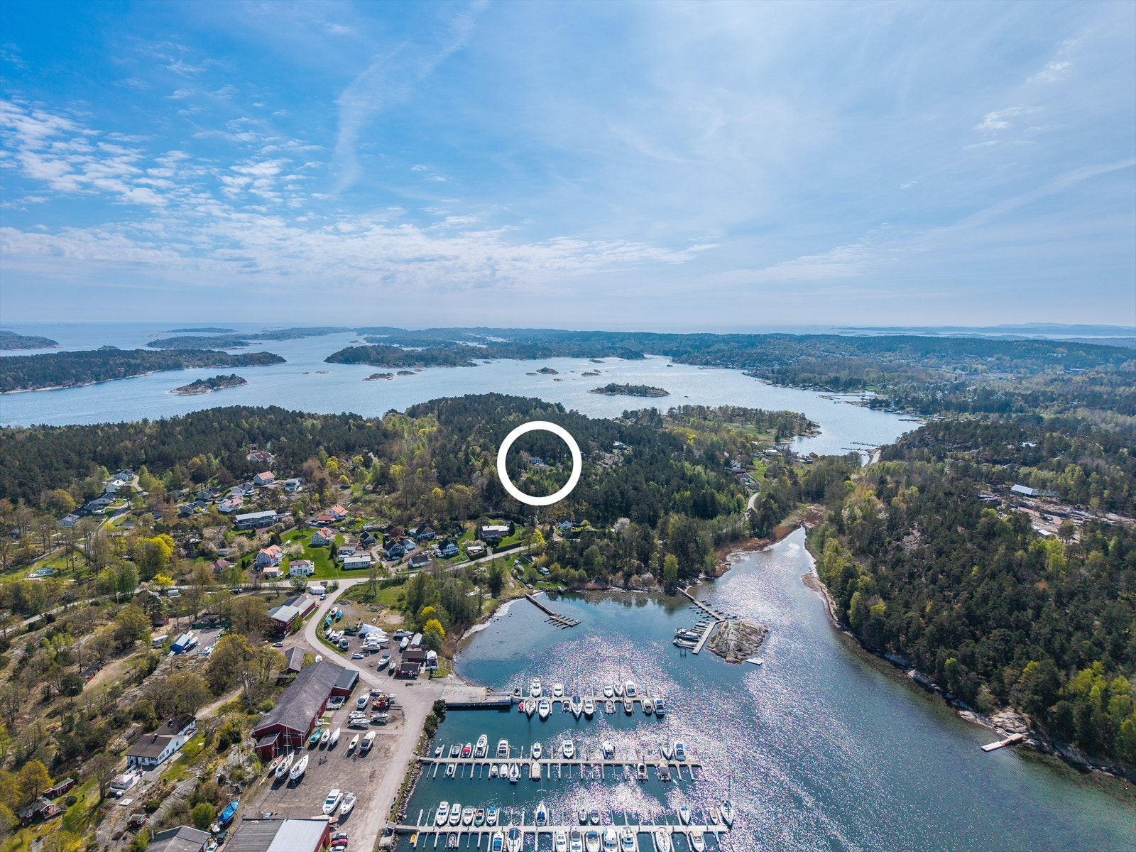Eiendommen ligger høyt og fritt på Mågerø, med flott utsikt over skjærgården. Eiendommen har tinglyst rett til bryggeplass og båtopplag. Galleribilde
