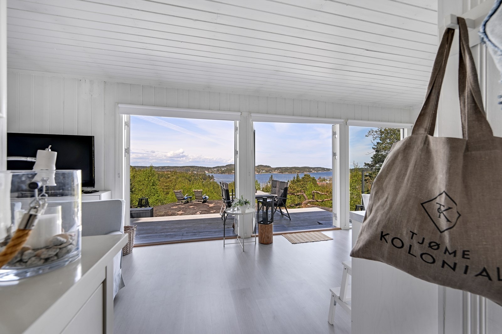 Allerede fra inngangspartiet trekkes blikket mot sjøutsikten gjennom de store vinduene i stuen. Galleribilde