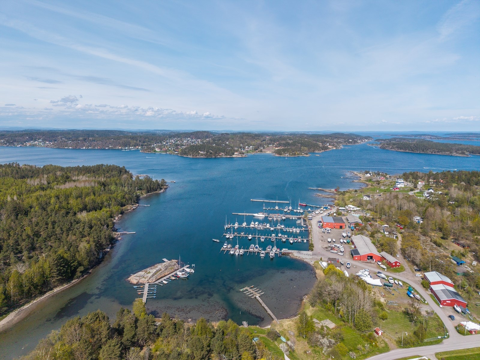 Fra Mågerø Marina, som ligger like ved, har du direkte tilgang til Tjømes yrende sommerliv og den vakre skjærgården. Galleribilde