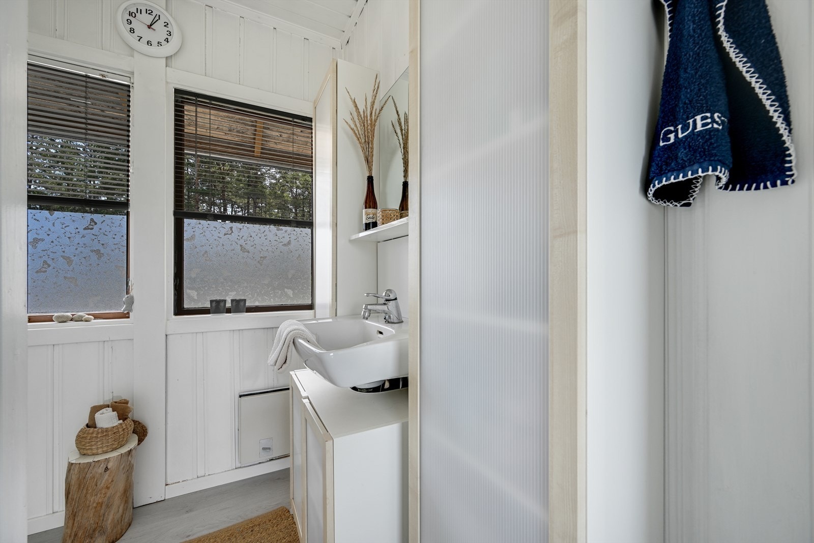 Badet i hovedhytta er innredet med servant med servantskap og dusj. Galleribilde