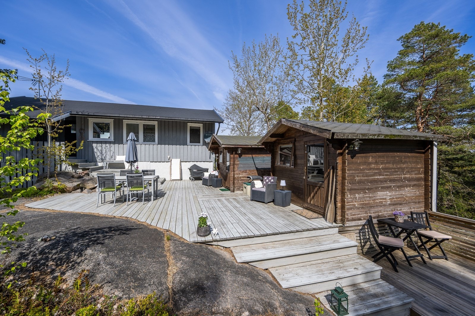 Terrassen binder sammen hytta og de to anneksene. Galleribilde