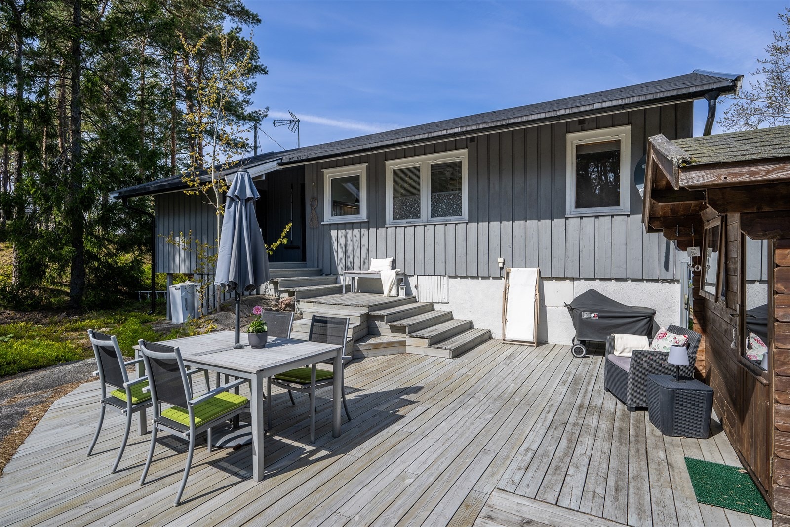 Den romslige terrassen gir rikelig med plass for både spisebord og sittegruppe. Galleribilde