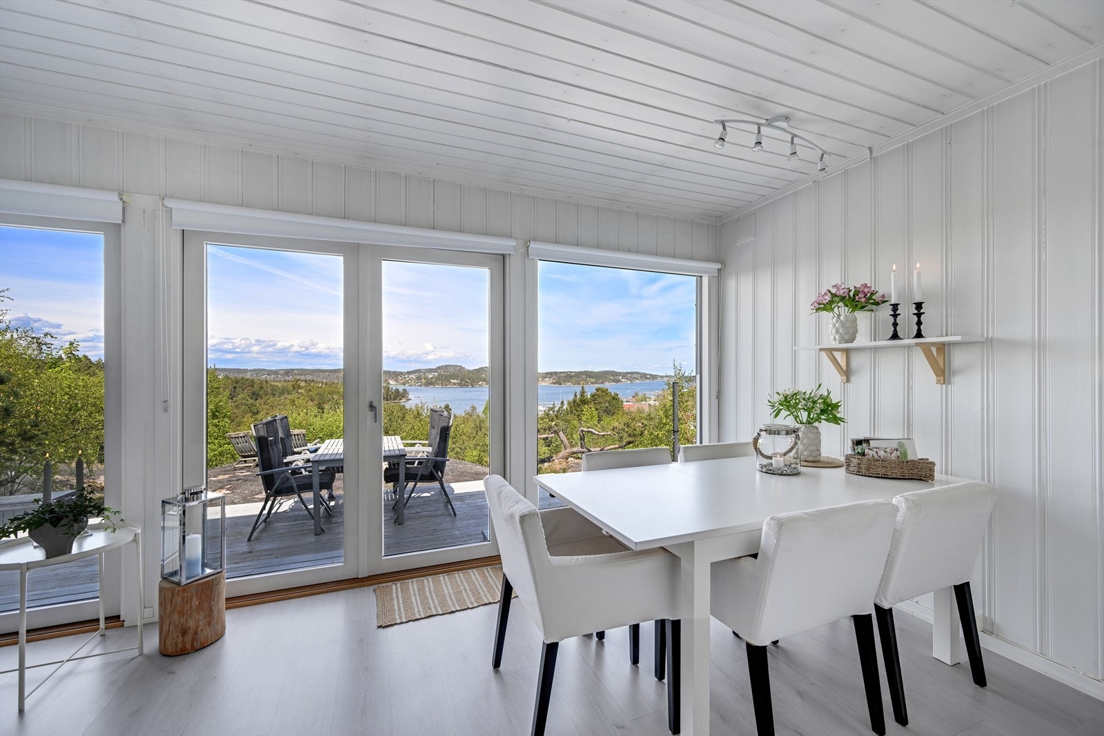 Fra spisestuen rammer store vindusflater inn den flotte sjøutsikten. Galleribilde