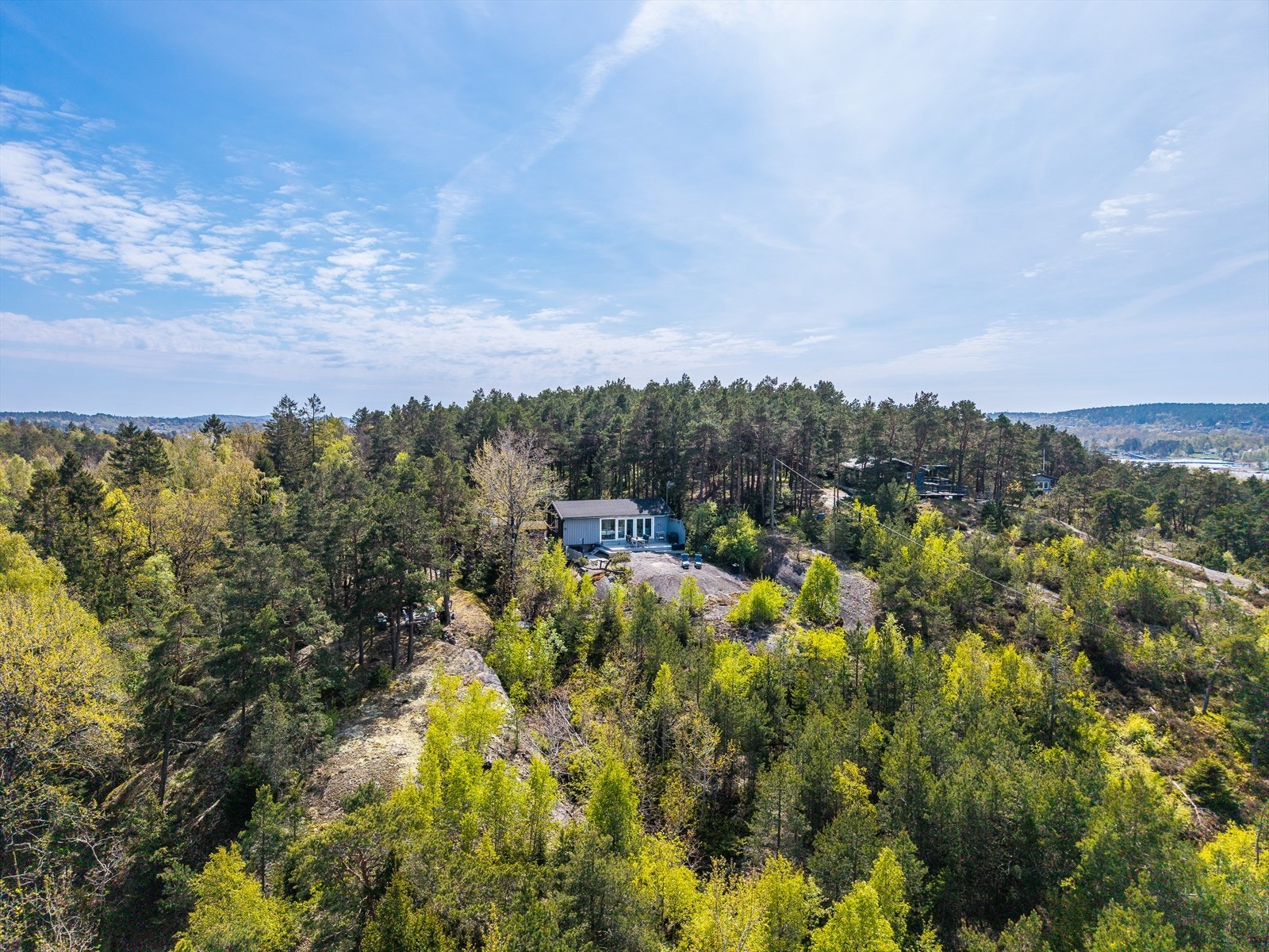 Hytta ligger usjenert til på en høyde, omkranset av furuskog og natur. Galleribilde