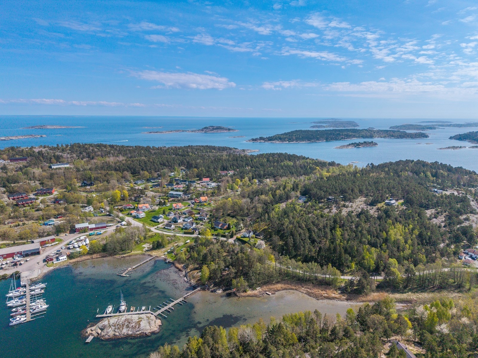 Det er kort vei til populære Verdens Ende og den flotte kyststien som strekker seg til Mostranda. Galleribilde