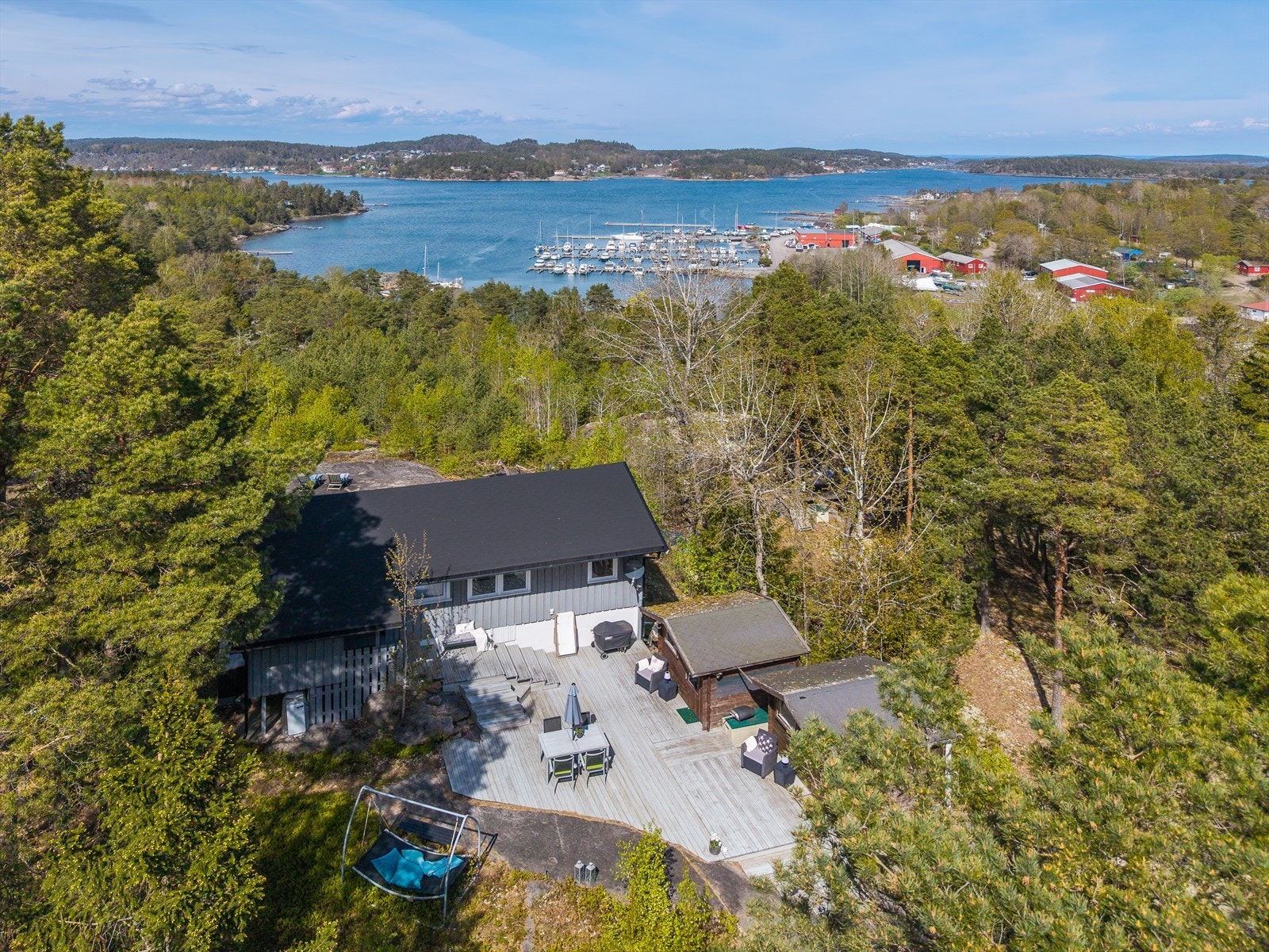 Fra eiendommen er det gangavstand ned til båthavnen og den tinglyste bryggeplassen. Galleribilde