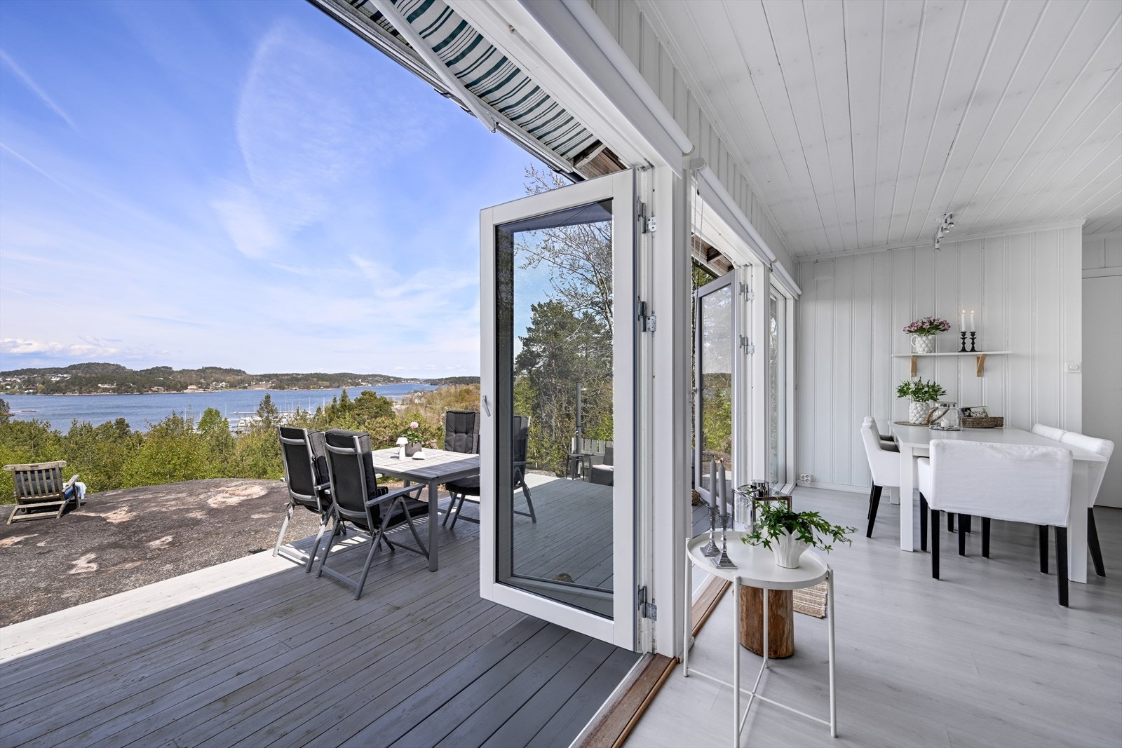 Store foldedører ut til terrasse fra stuen gir en fin overgang mellom innemiljø og utemiljø. Galleribilde