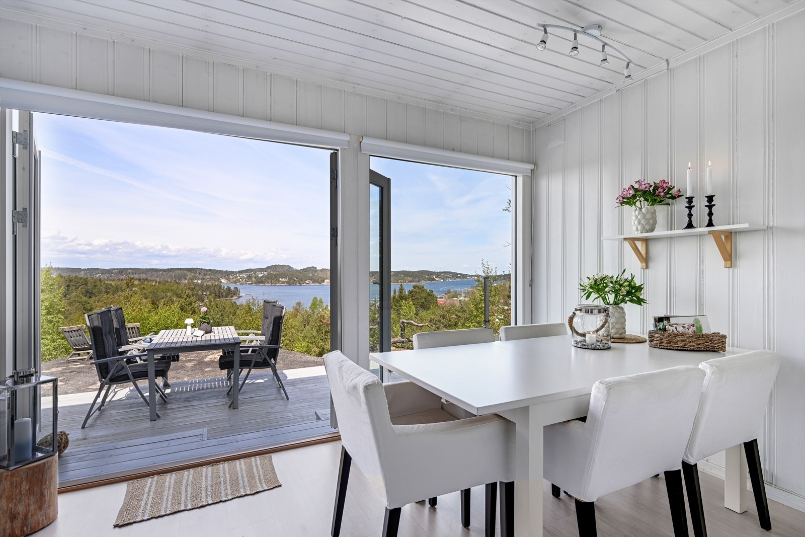Fra spiseplassen er det direkte utgang til terrassen og uteområdet. Galleribilde