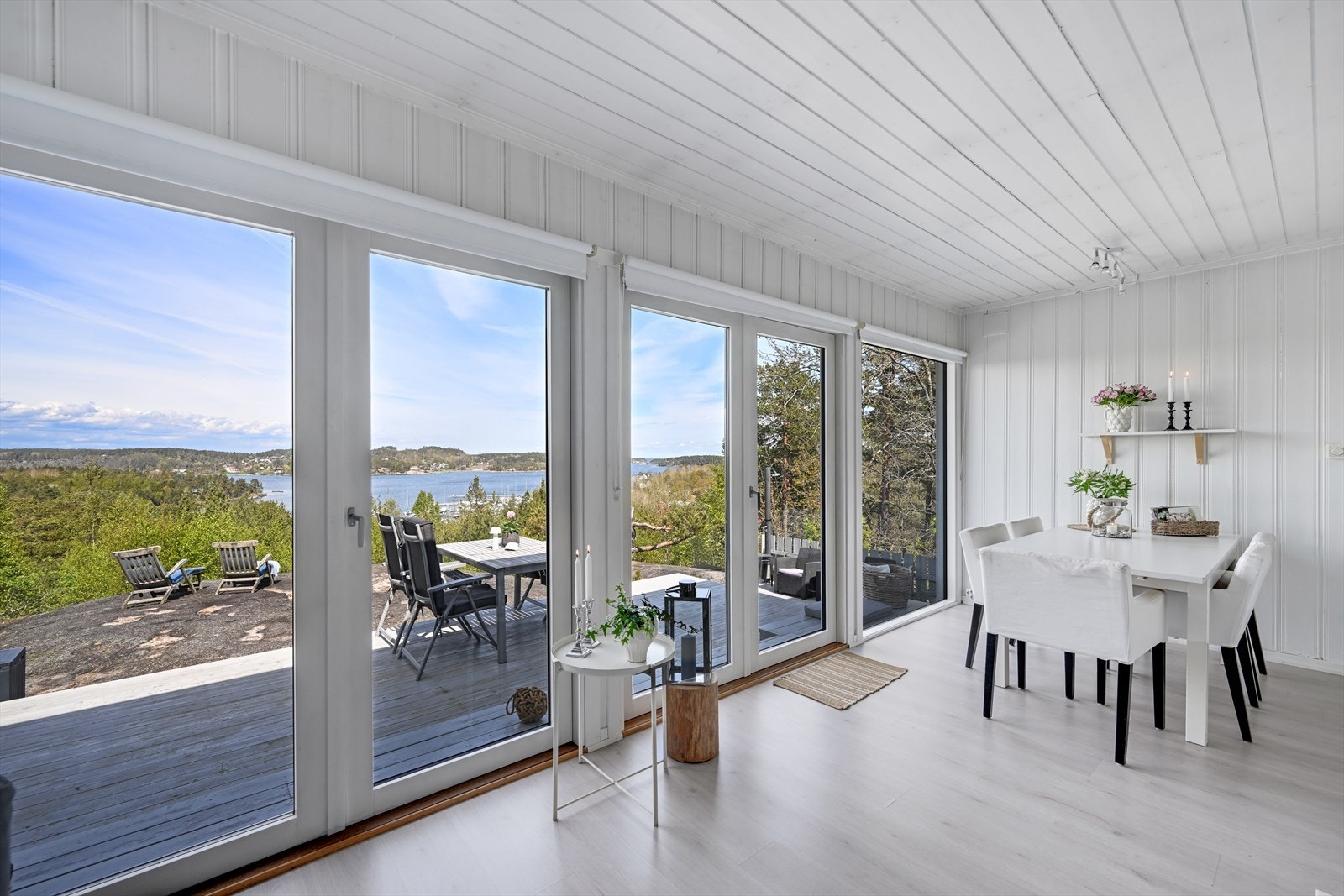 Gjennomgående lyse overflater på vegger, gulv og i tak gir en lys og god romfølelse. Galleribilde