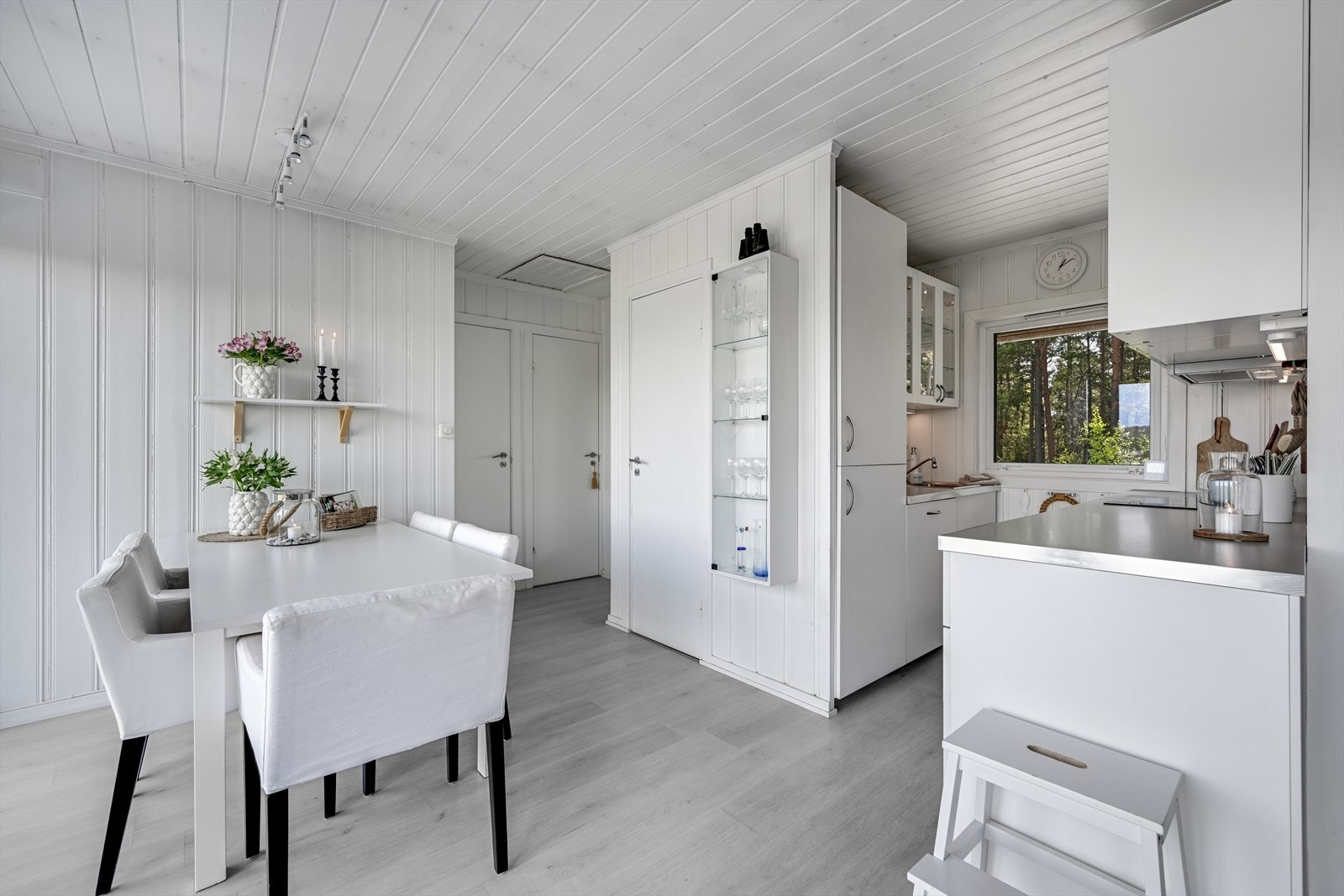 Kjøkkenet ligger i praktisk tilknytning til spisestuen, noe som gjør det enkelt å være sosial under matlagingen. Galleribilde