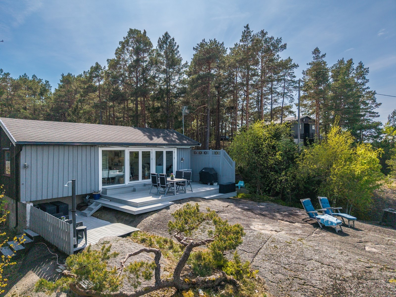 Uteplass med direkte utgang fra stuen, og videre ned på fjell. Utedusj på nederste terrasse plan. Galleribilde