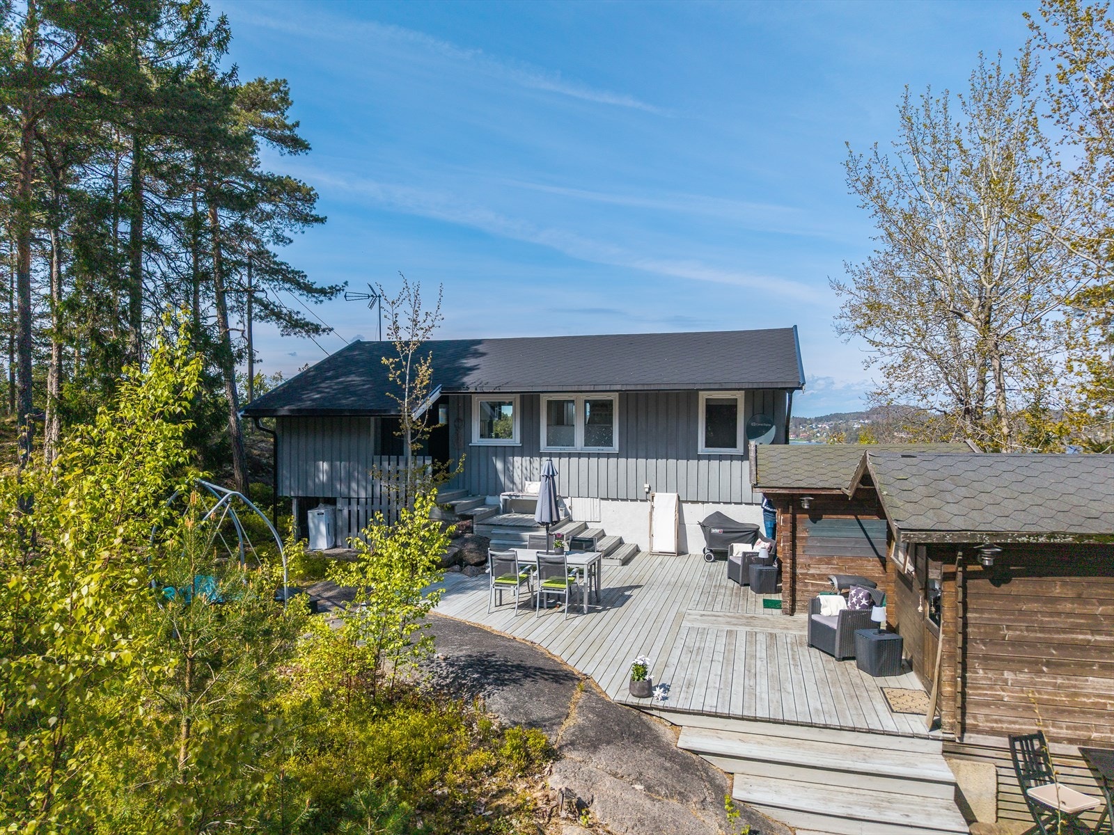Det store, sammenhengende terrasseområdet er eiendommens naturlige samlingspunkt. Galleribilde