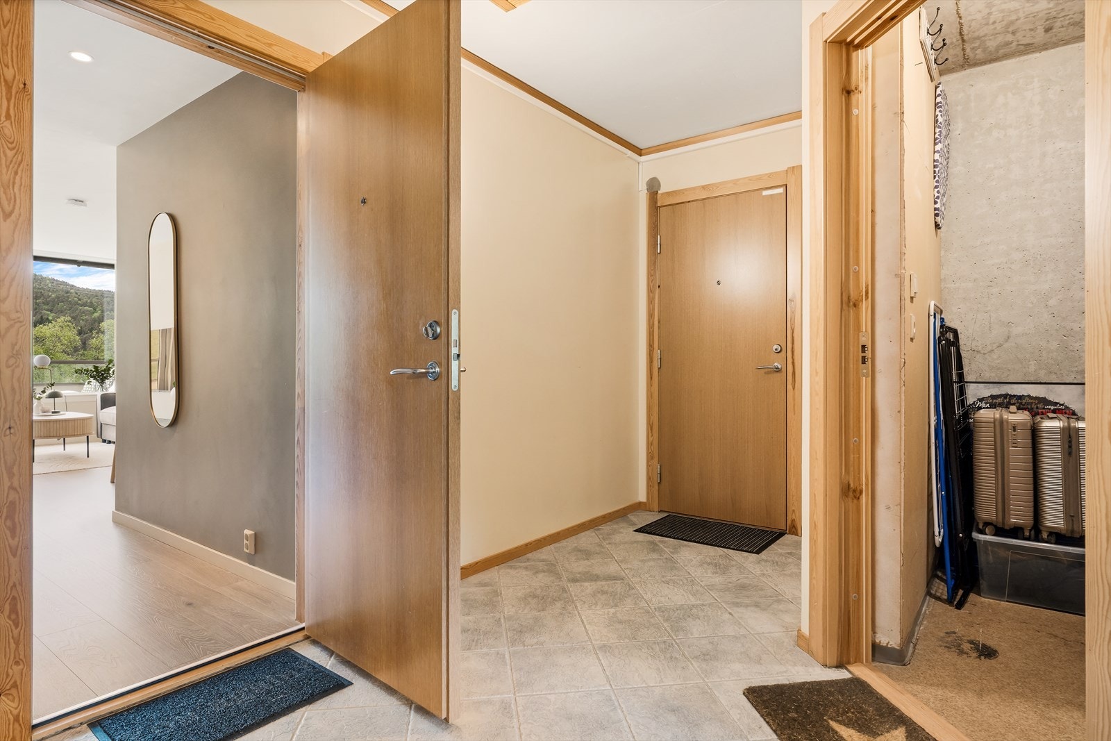 Leiligheten disponerer en praktisk ekstern bod tre skritt unna gatedøren i samme etasje på ca 2,90 m² samt en bod i u.etg. på ca 3,34 m² Galleribilde