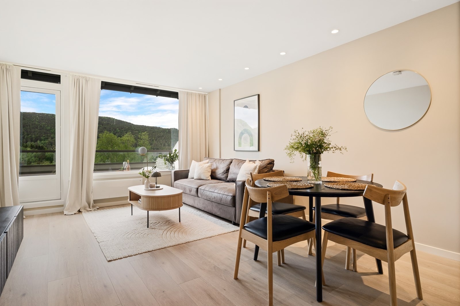 Pent en-stavs laminatgulv, moderne farger på vegger og innfelte downlights i tak Galleribilde